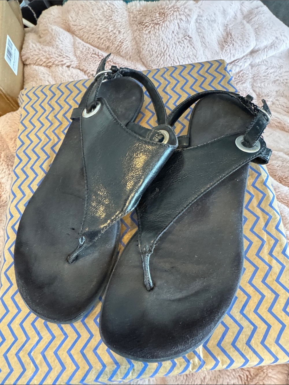 aerosols thong sandals